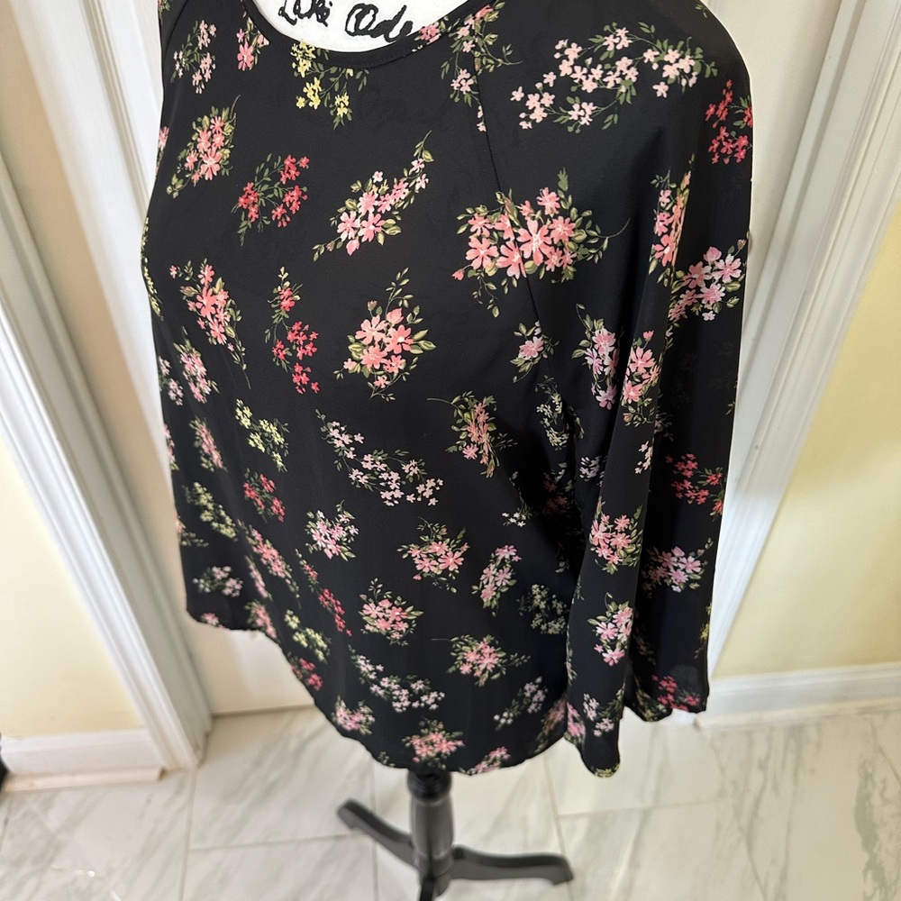 PAPER MOON SIZE MEDIUM BLACK FLORAL BLOUSE. SIZE MEDIUM